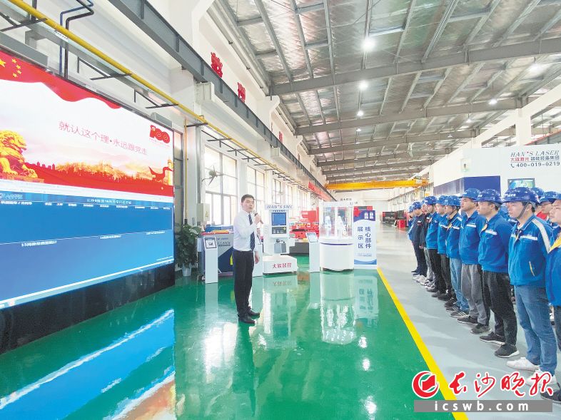 雨花区将党史课堂送入车间一线，带着从党史学习教育中汲取的力量，产业建设者们投入到“练兵增产”行动中。 长沙晚报通讯员 张文香 摄