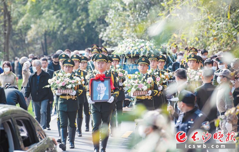 11月15日上午，袁隆平院士追思会暨灵骨安放仪式在长沙唐人万寿园举行。图片均由长沙晚报全媒体记者 邹麟 摄