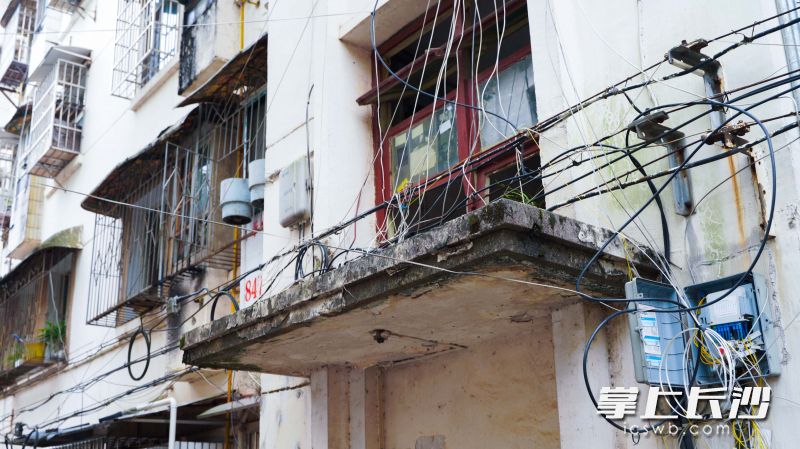 在长沙某老旧小区内，网络线路杂乱无章。
