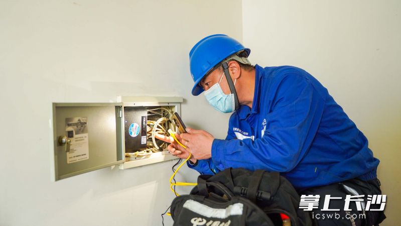 长沙电信智慧家庭工程师宋凯正在为客户安装宽带。图片均由长沙晚报全媒体记者 刘晓敏 摄。