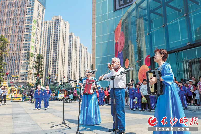 雨花区加速完善公共服务体系，家门口处处都是群众主唱主演的大舞台。陈飞 摄
