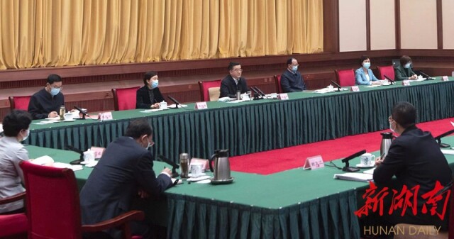 11月18日上午,省委理论学习中心组进行集体学习,专题研讨学习贯彻党的十九届六中全会精神。省委书记张庆伟主持并讲话。 11月18日上午,省委理论学习中心组进行集体学习,专题研讨学习贯彻党的十九届六中全会精神。省委书记张庆伟主持并讲话。