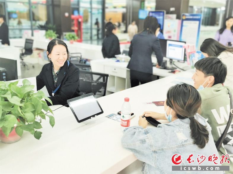 在宁乡市民之家政务服务大厅，工作人员正热情接待前来办事的群众。长沙晚报全媒体记者 张禹 通讯员 洪巧 摄影报道