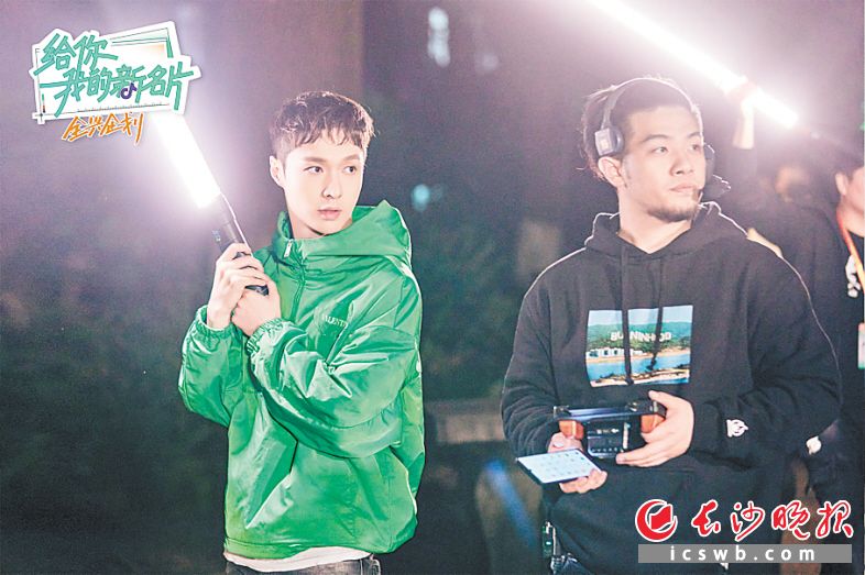 变身导演的张艺兴，本着“一条一条再拍一条”的精益求精态度，成功把拍摄任务从早上拖到了晚上。他的努力成果到底什么样，不妨拭目以待。资料图片