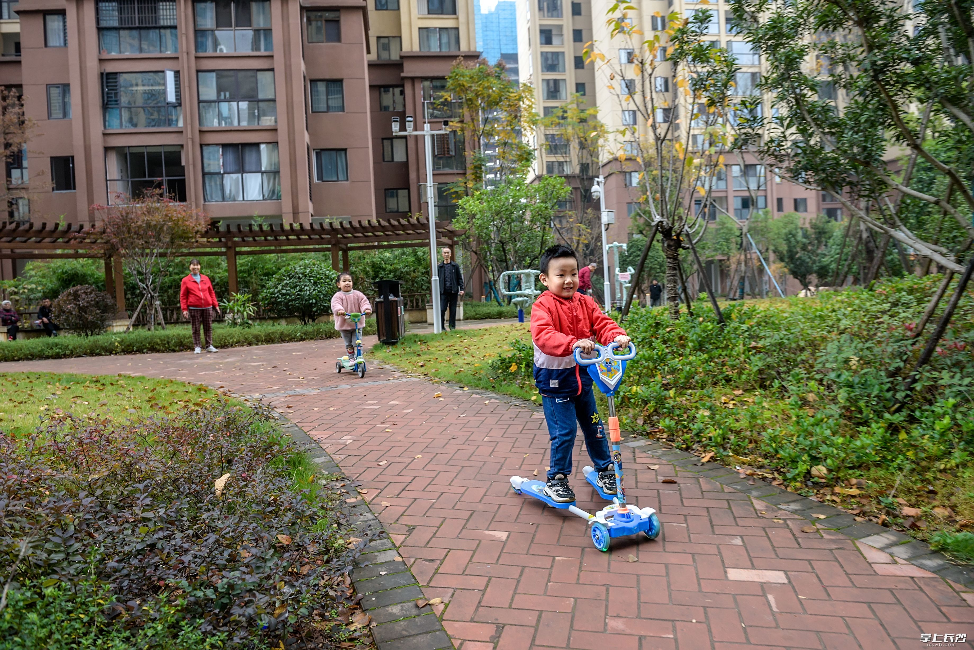 雨花区雅塘片区内，为失地农民打造的保障性住房小区石马雅苑设施齐全、绿景怡人。长沙晚报全媒体记者 陈飞 摄