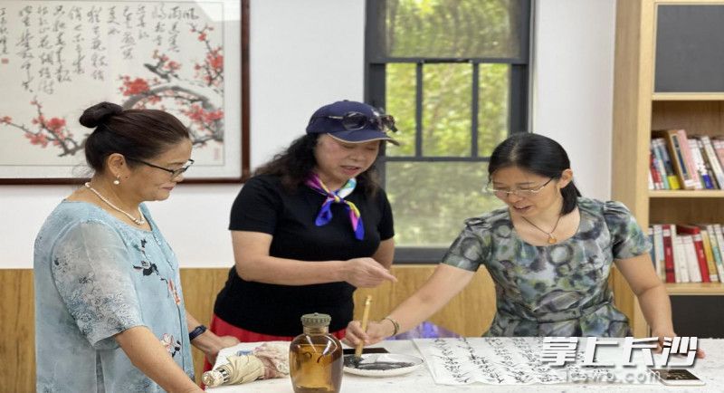 居民群众在党群服务阵地自发开展文艺活动。