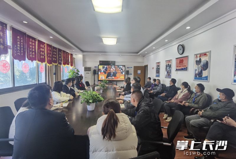 长沙交通集团市出租汽车公司机关工作人员集中收看湖南省第十二次党代会开幕大会。