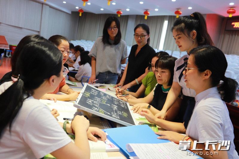 开学初，老师们就以教研组为单位进行了作业题量设计。（资料照片）