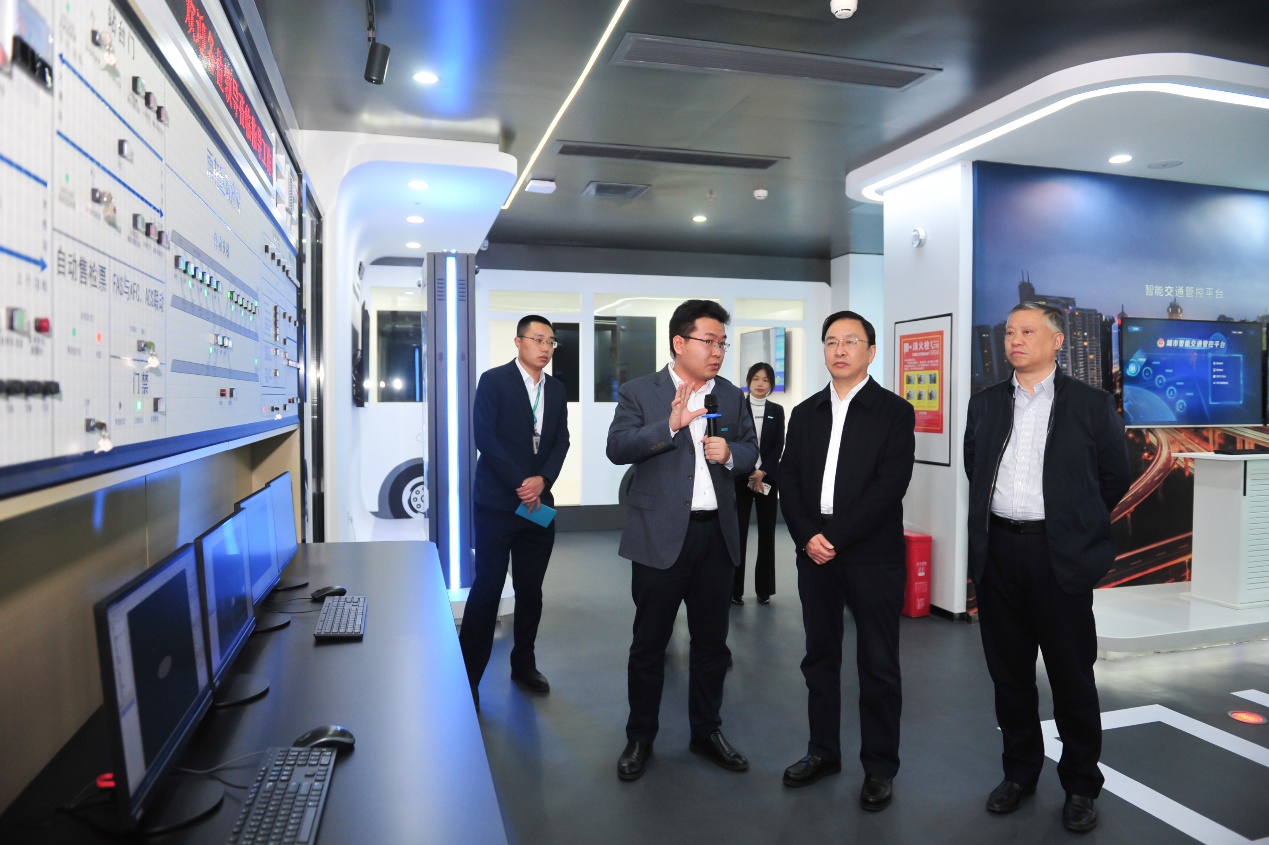 谭勇到湖南湘江新区重点产业项目现场调研。全媒体记者胡益虎摄