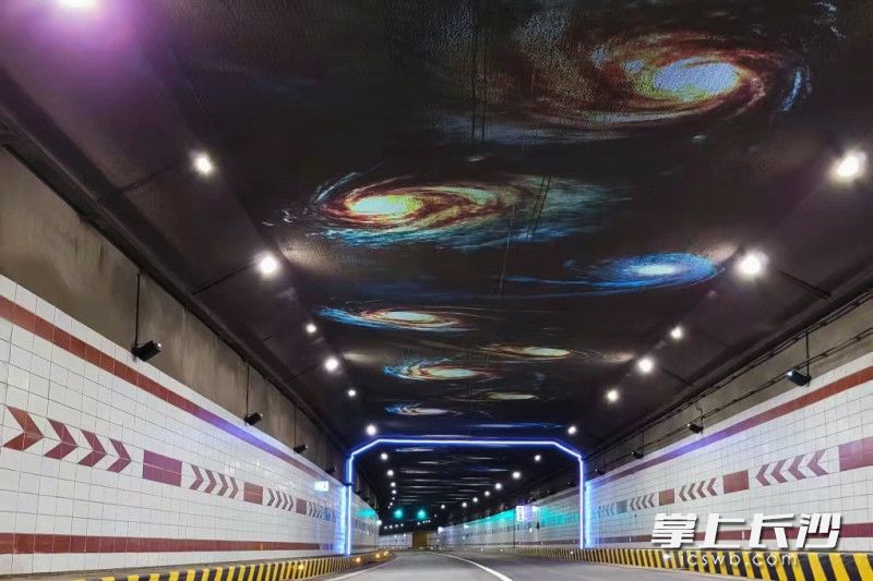 隧道顶部。