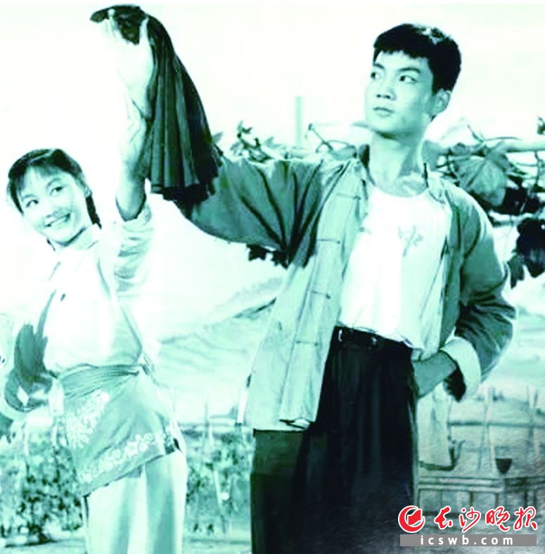 花鼓戏《补锅》剧照,李谷一(左)饰刘兰英。资料图片 花鼓戏《补锅》剧照,李谷一(左)饰刘兰英。资料图片