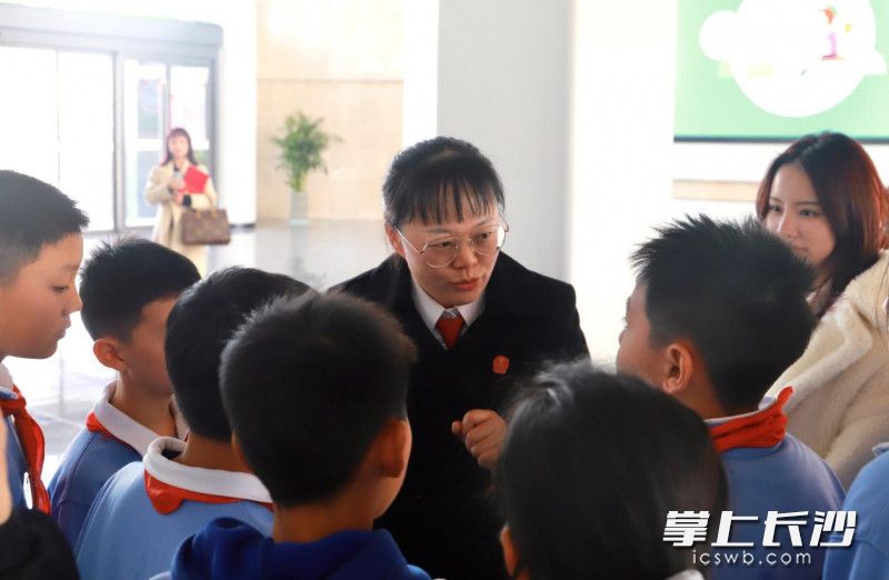 课后，同学们与法官面对面交流法律知识，表达听课感受。长沙晚报通讯员王珊珊摄