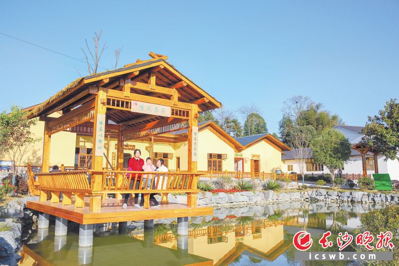 金龙村新建的清风茶亭成为村民们休闲的好去处。长沙晚报通讯员 曾诗怡 摄