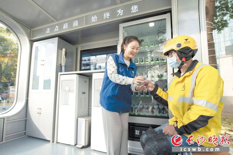 4日，长沙水业集团首家便民服务站在人民中路正式启用。长沙晚报全媒体记者 黄启晴 摄