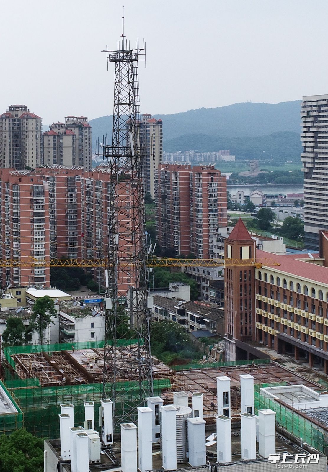 高高耸立的南城5G铁塔。长沙晚报记者 邹麟 摄