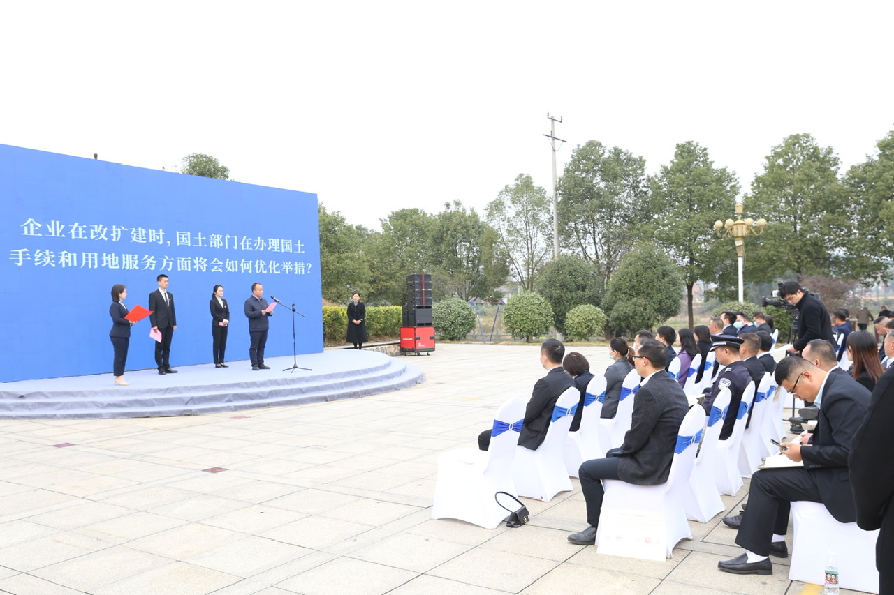 现场设置了政企对话环节，就企业反映的突出问题进行现场解答。