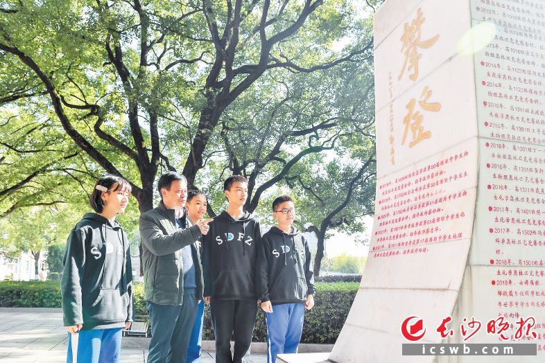 湖南师大附中校长谢永红（左二）在为学生讲解攀登精神。　　长沙晚报全媒体记者 邹麟 摄