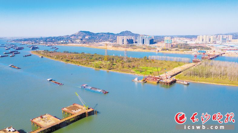 望城区自主立项，望城区城投集团负责建设的香炉洲大桥正加速推进 。