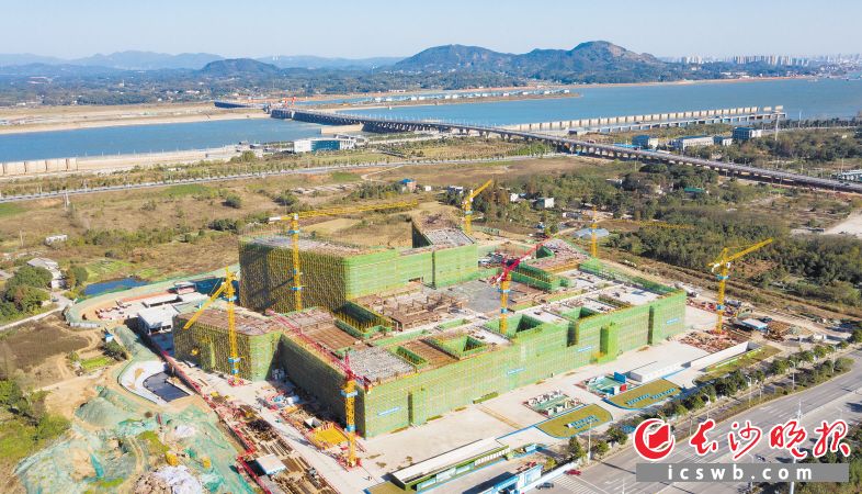 望城区人民医院项目建设如火如荼。均为邹麟 摄