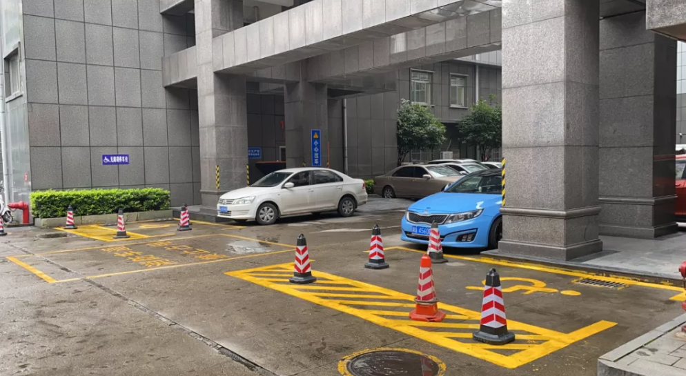 无障碍停车位。