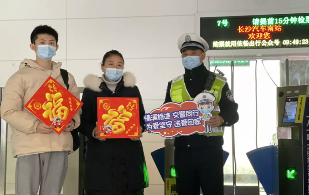 雨花交警为群众排忧解难。