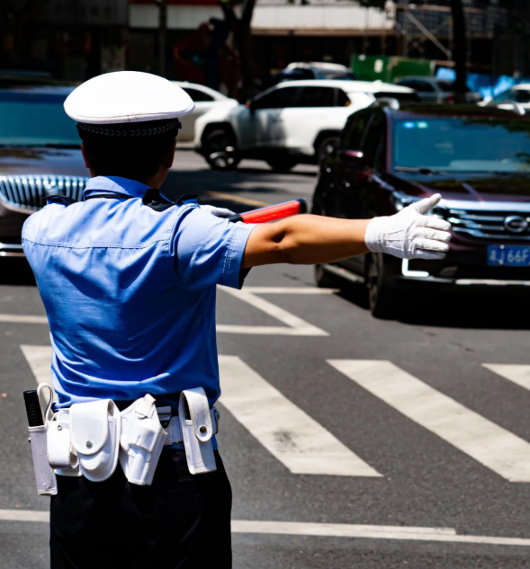 雨花交警不忘为民服务初衷，共筑文明城市。