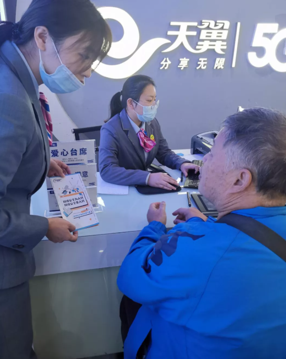向老人进行“反电诈”宣传。