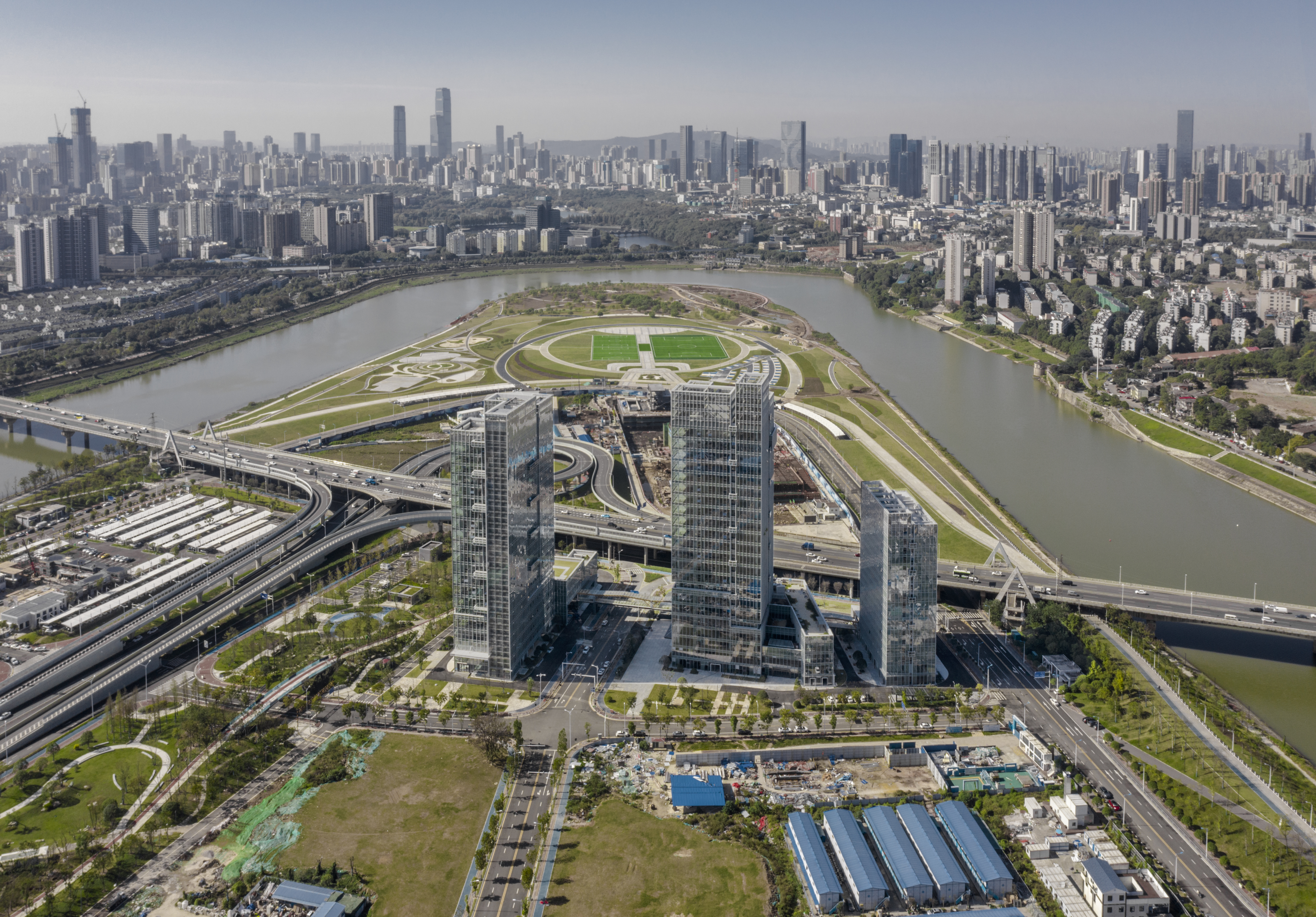 项目采用了多种装配式建筑形式，整体装配率约80%。