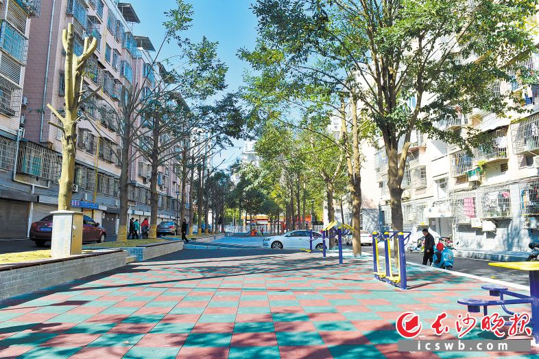 改造后 恒宜新村居民楼之间荒废的空地，建成了健身休闲场所。