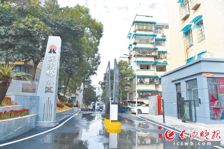 改造后 龚家桥小区大门入口焕然一新。