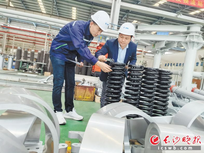 长高集团科研人员在进行特高压开关设备研制。邓飞云 供图