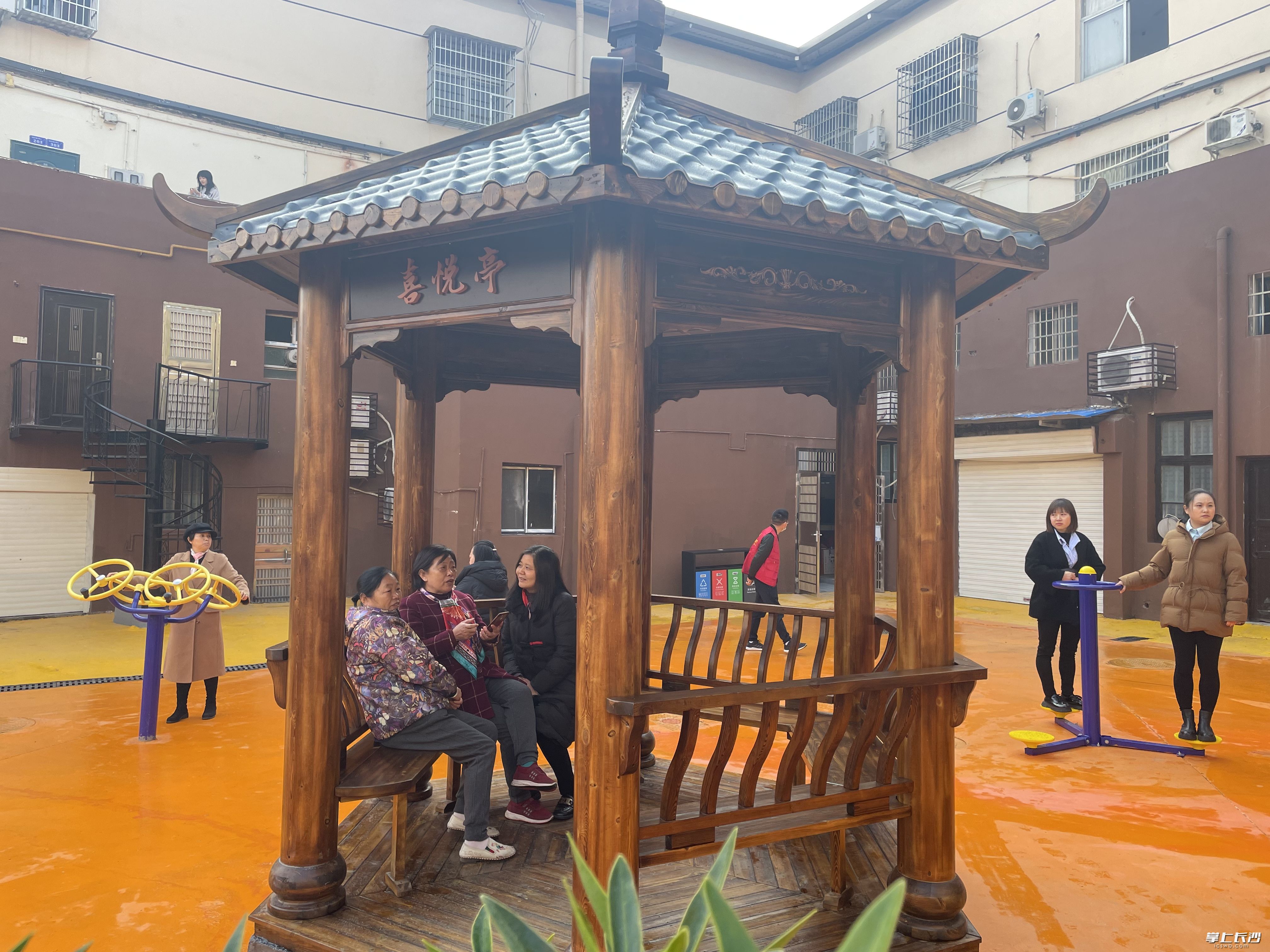在浏阳市花炮小区，居民们正在新建的凉亭里聊天。