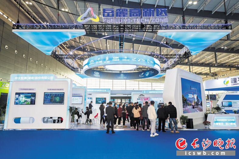 2021（中部）长沙人工智能产业博览会上，岳麓高新区展台吸引了众多参展商及市民前来参观。