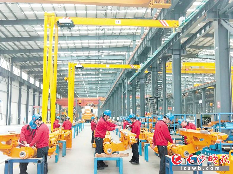 车间员工为高原铁路项目隧道装备装配臂架。长沙晚报通讯员 胡清 供图