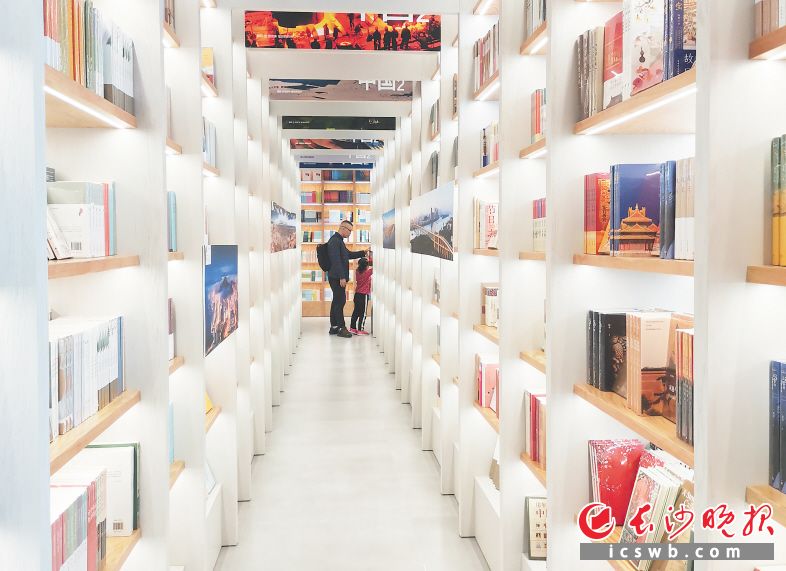 市民在乐之书店雨花店翻阅图书。均为长沙晚报全媒体记者 黄能 摄
