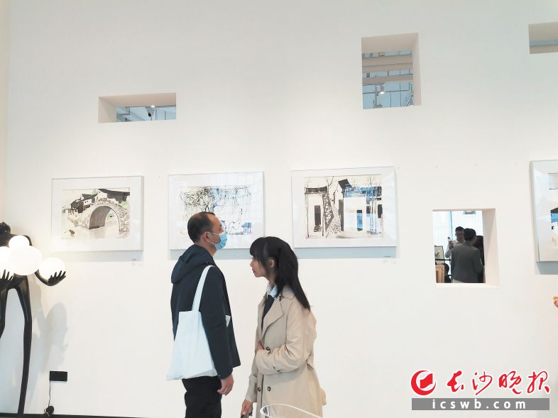 乐之书店雨花店中的艺术展吸引市民观看