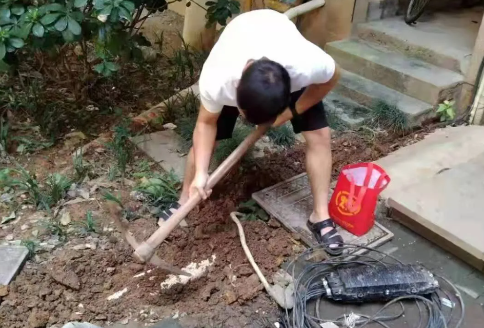 9月14日，消防整改单位在小区5栋前坪进行消防整改。