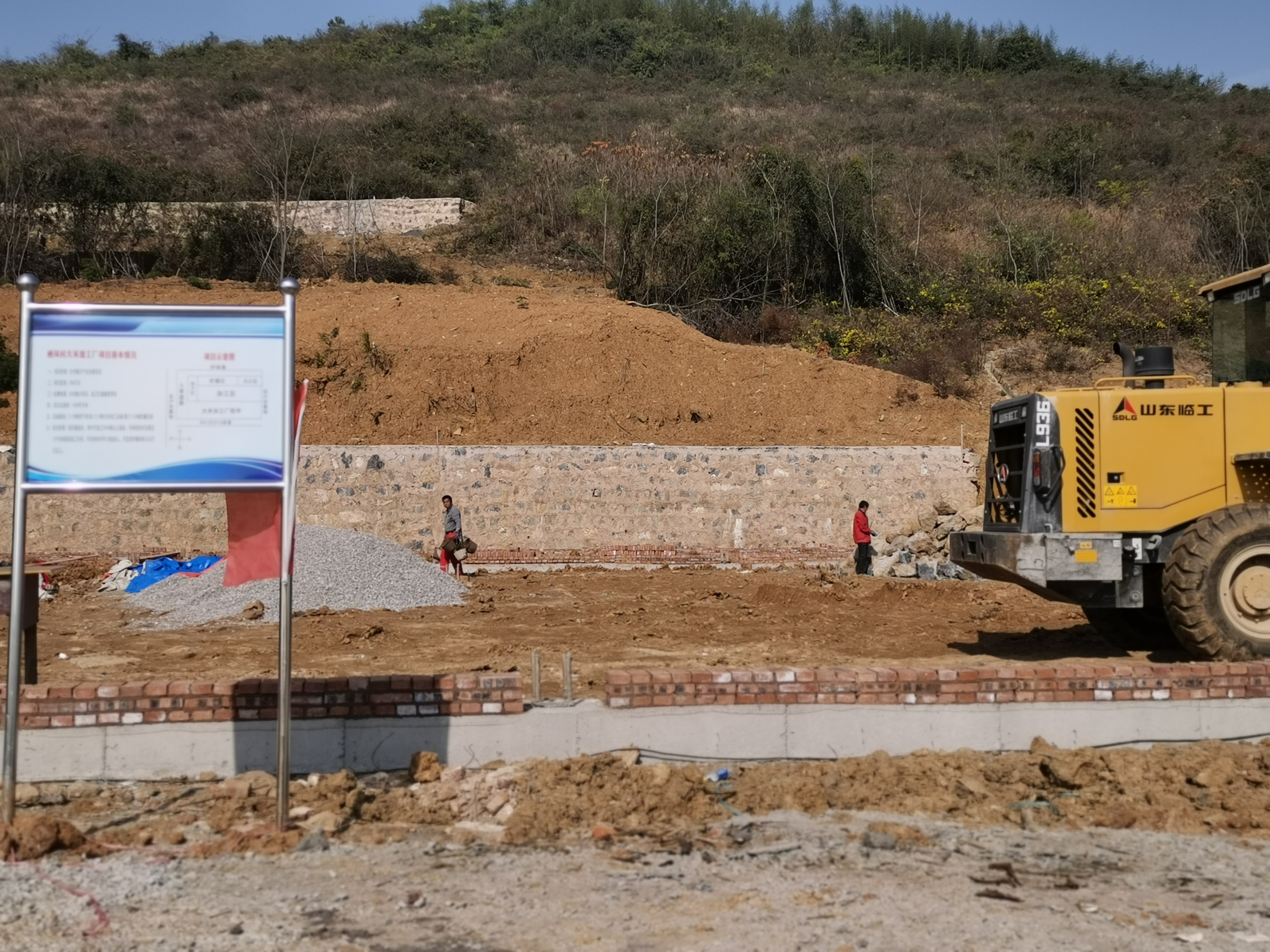 正在建设中的大米加工厂，预计明年5月投产。长沙晚报全媒体记者 朱炎皇 摄