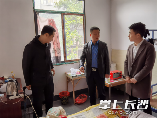 街道党工委书记带队排查员工宿舍冬季安全用电情况
