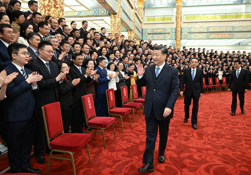 △12月15日，习近平等党和国家领导人在北京人民大会堂会见中华全国新闻工作者协会第十届理事会第一次会议暨中国新闻奖颁奖会代表。