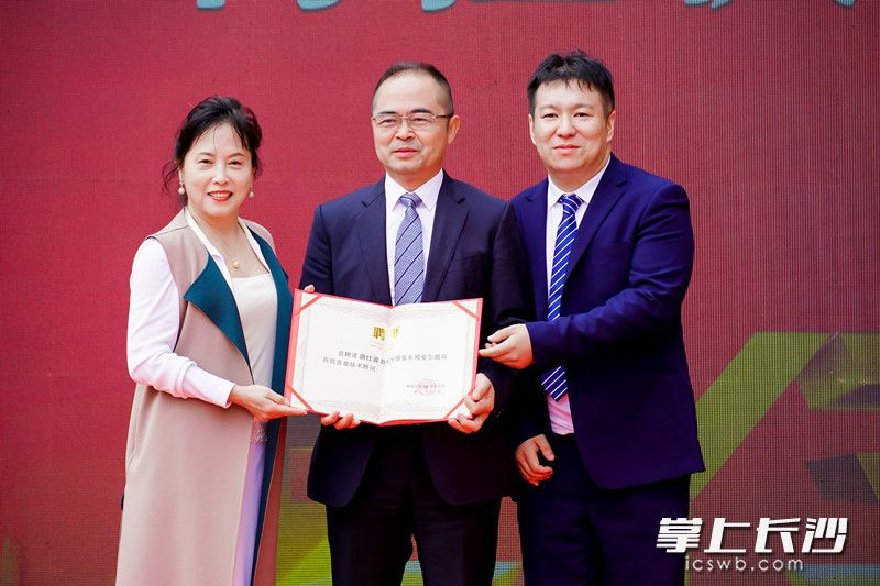 中国医师协会眼科分会副会长、爱尔眼科医院集团总院长、中南大学爱尔眼科学院院长唐仕波教授（中间）被聘为博鳌乐城爱尔眼科医院首席技术顾问。