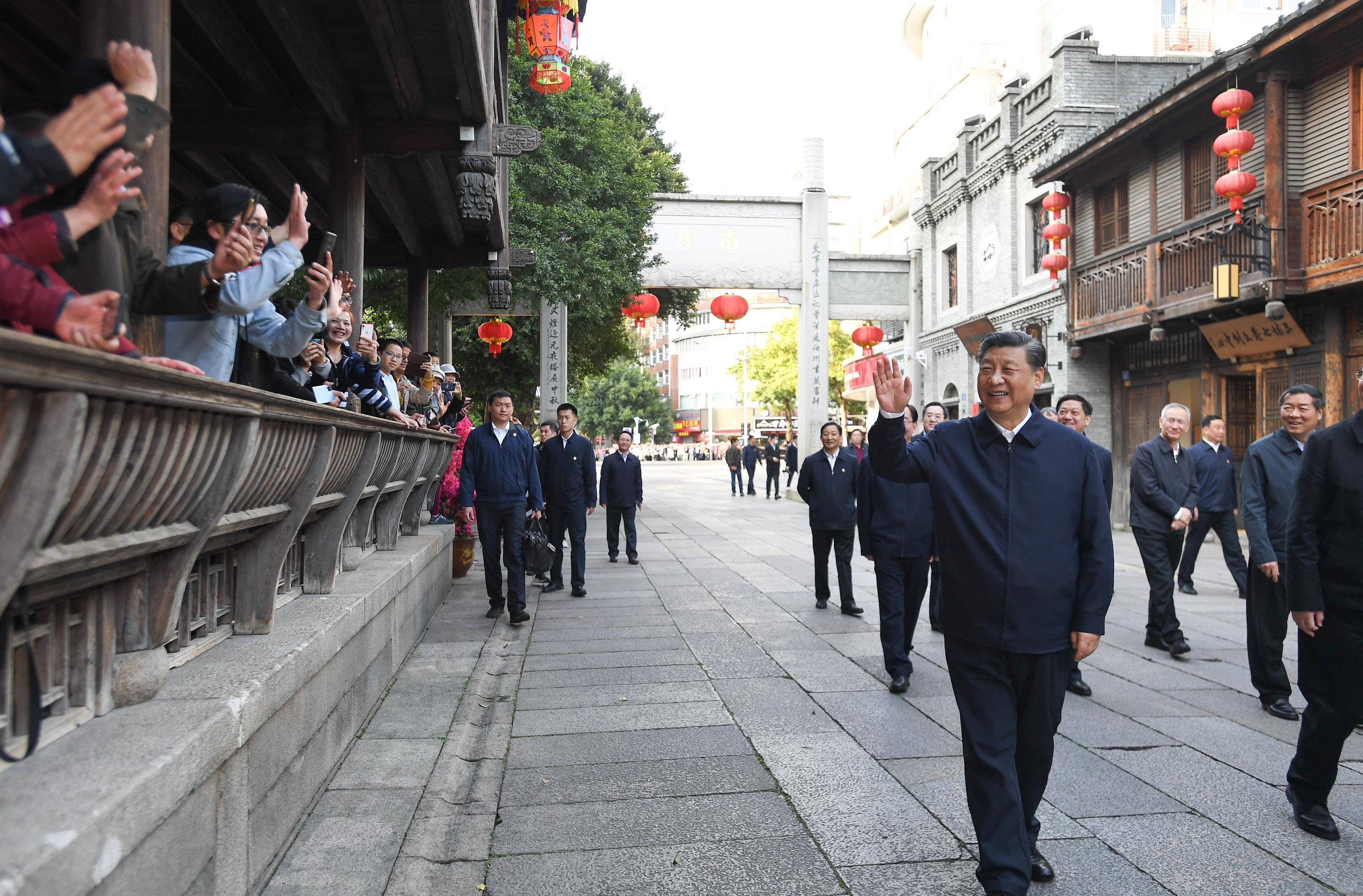△2021年3月24日下午，中共中央总书记、国家主席、中央军委主席习近平在福州三坊七巷历史文化街区考察时，向游客和市民招手致意。