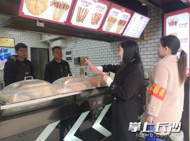 逐户下发宣传资料