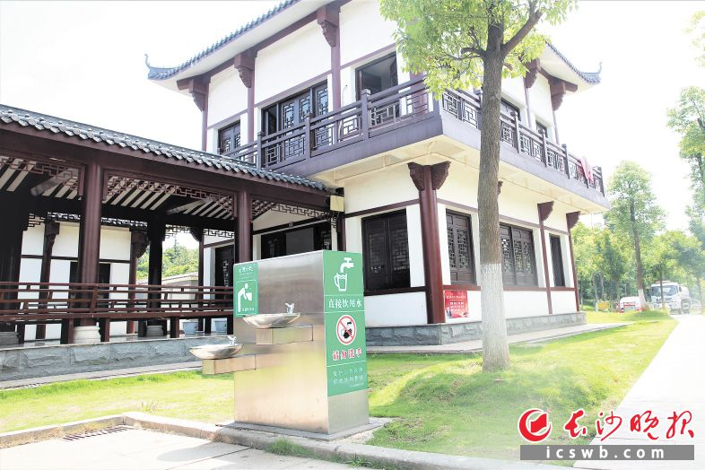 被称为“健康活水”的直饮水，已经惠及越来越多的宁乡市民，图为设置在玉潭公园内的饮水台。