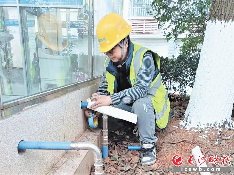 正在手动套丝的装配工人危红梅表示，能让小区居民早日喝上直饮水，觉得自己的工作很有意义。