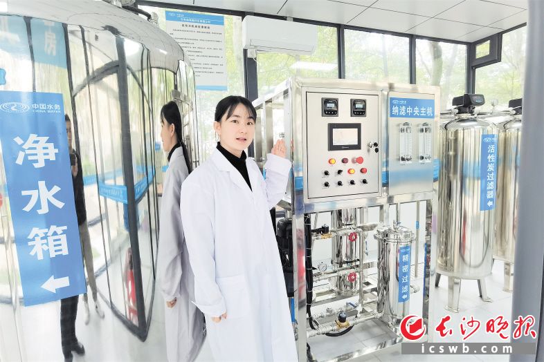 在宁乡市同兴花园小区，工作人员正在介绍“阳光机房”里面的各项制水设备，让居民们眼见为实更放心。均为 张禹 摄