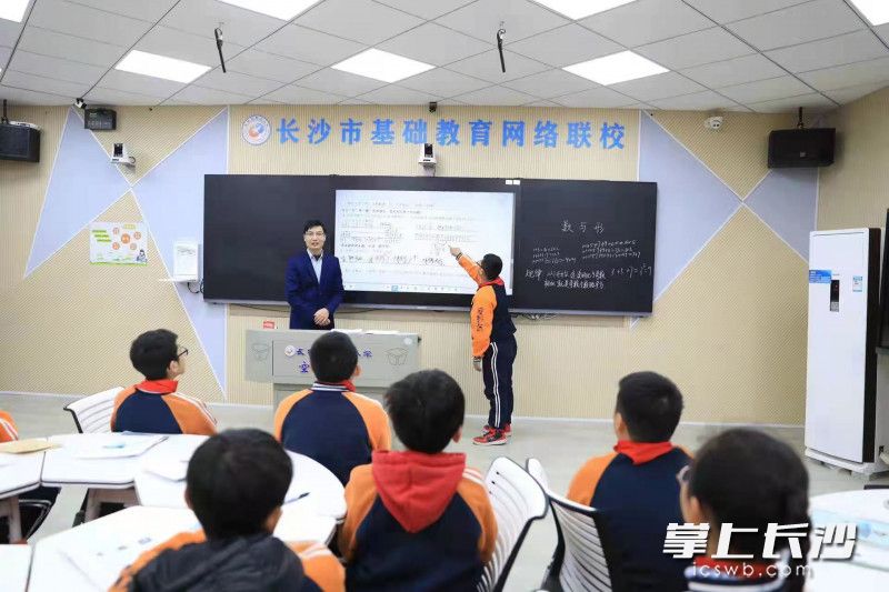 生动的课堂，积极的互动，让学生学习更加高效。图为雨花区长塘里阳光小学智慧课堂展示。
