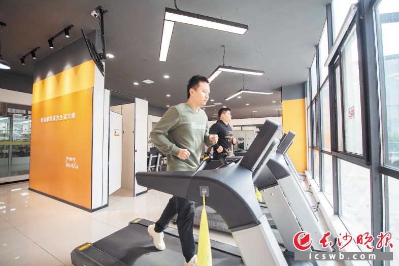 在智慧社区健身中心锻炼，已经是很多星城市民的习惯。黄启晴 摄