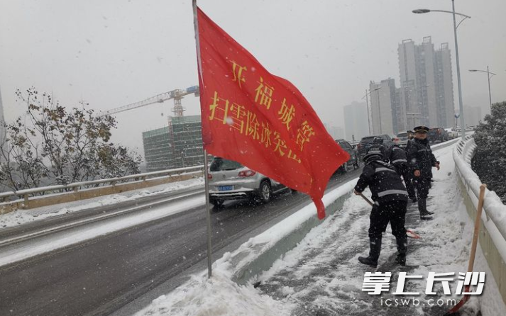 三汊矶大桥铲雪除冰