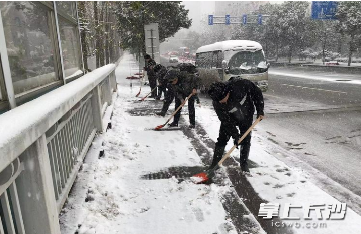 湘江北路捞刀河大桥进行铲冰除雪
